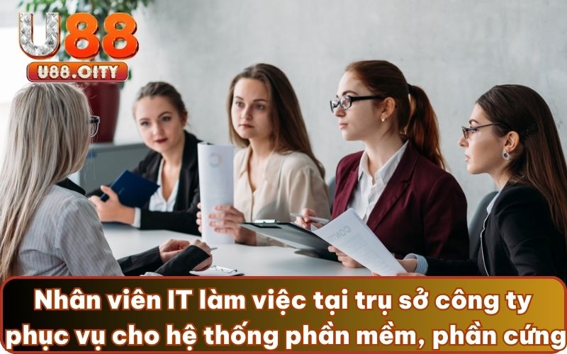 Nhân viên IT làm việc tại trụ sở công ty phục vụ cho hệ thống phần mềm và phần cứng